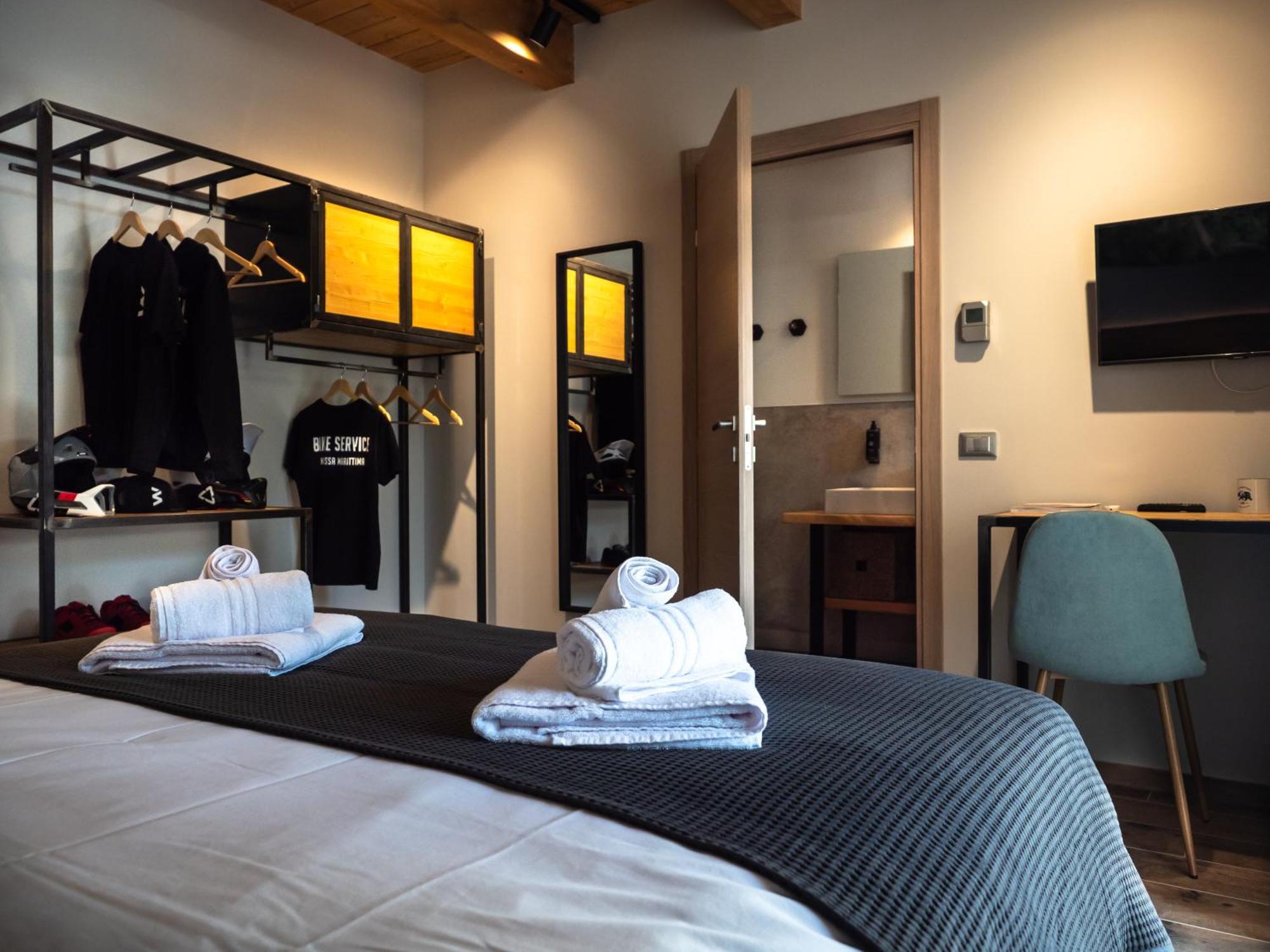 Sleep 'N' Ride Massa Marittima Hotel Ngoại thất bức ảnh