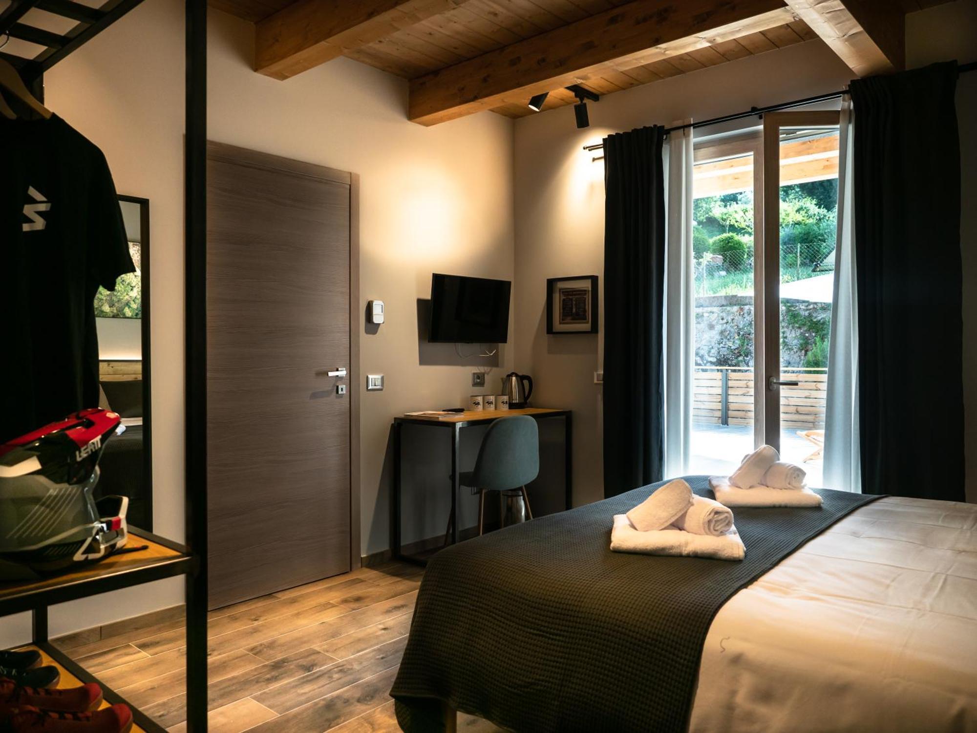 Sleep 'N' Ride Massa Marittima Hotel Ngoại thất bức ảnh